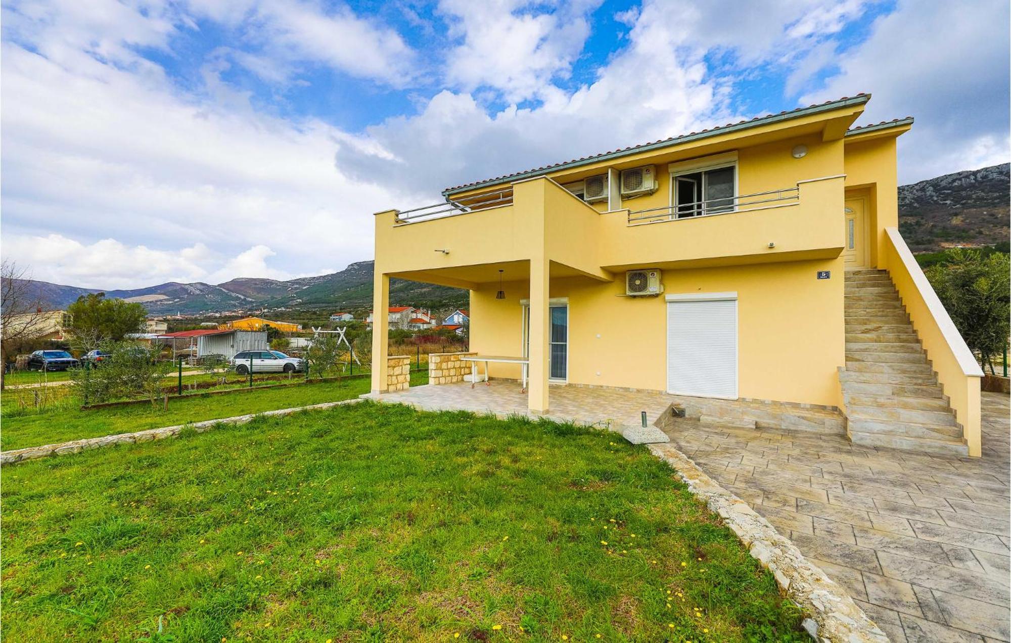 Lovely Apartment In Kastel Luksic With Kitchen Kaštela Exteriér fotografie